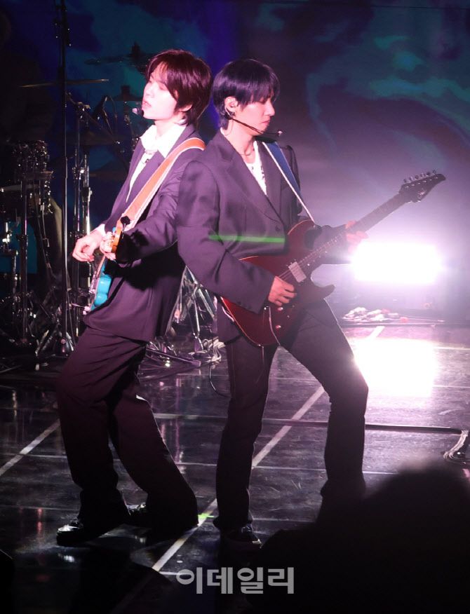 밴드 캐치더영(CATCH THE YOUNG강산이, 안기훈, 김남현, 이준용, 최정모)이 19일 서울 강남구 청담동 일지아트홀에서 열린 첫 정규앨범 '이볼브'(EVOLVE) 발매 기념 쇼케이스에서 멋진 무대를 선보이고 있다. (사진=방인권 기자)