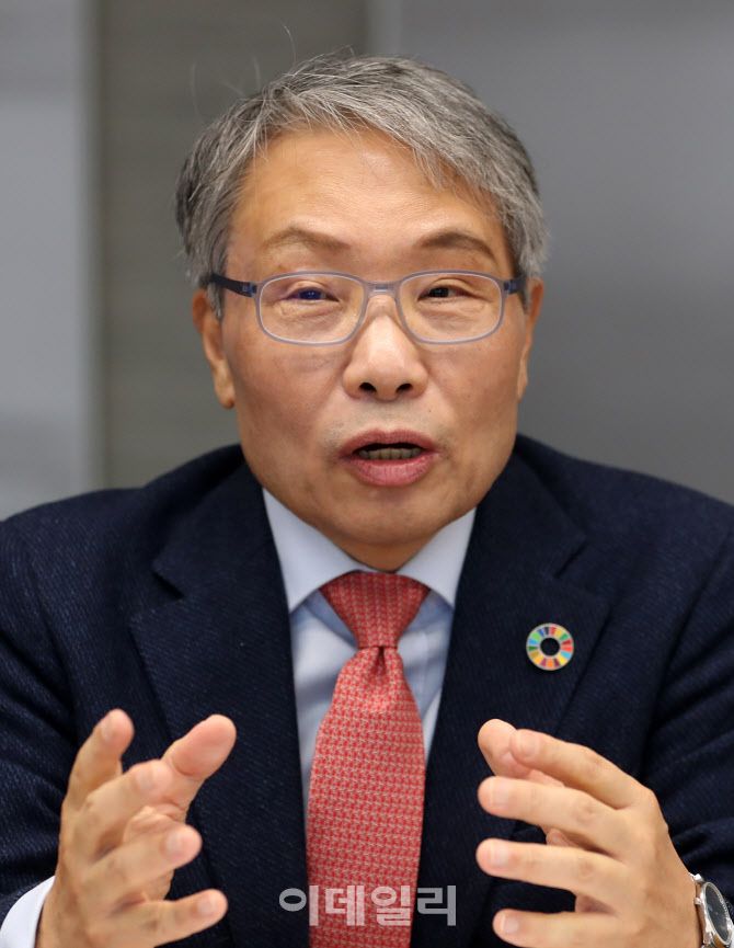 최병일 법무법인 태평양 통상전략혁신허브 원장이 이데일리와 인터뷰를 하고 있다. 최 원장은 국제협상, 국제통상 분야에 35년 이상 몸담아온 실무와 이론을 겸비한 전문가이자 학자다. 1992년 한미 통신협상, 1993년 우루과이라운드 서비스협상, 1994~1997년 WTO 기본통신협상의 주역으로 잘 알려져 있다. 지난해 ‘트럼프 어게인’을 출간했다. (사진=이데일리 김태형 기자)