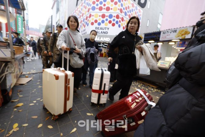 중국이 ‘한일령’강화로 중국인들의 여행수요가 빠르게 한국으로 이동하고 있는 가운데 지난달 23일 서울 명동을 찾은 중국인들이 캐리어를 끌고 이동하고 있다.(사진=이데일리 방인권 기자)