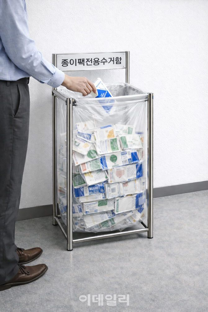 성남시는 전국 최초 전액 시비를 들여 관내 모든 공동주택에 종이팩 전용 수거함을 설치했다. 사진은 AI로 생성된 이미지.(사진=성남시)