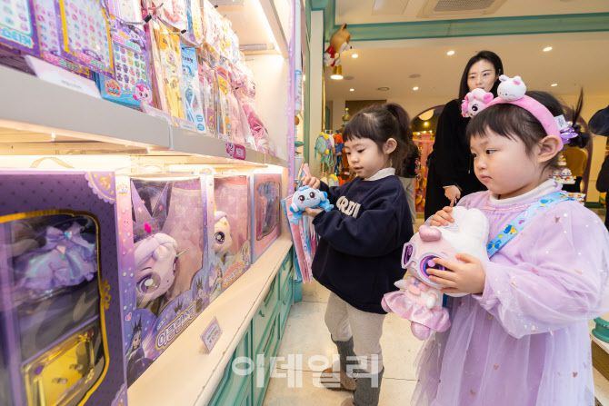 롯데월드 어드벤처 ‘티니핑’ 굿즈 판매존을 구경하고 있는 방문객들 (사진=롯데월드)