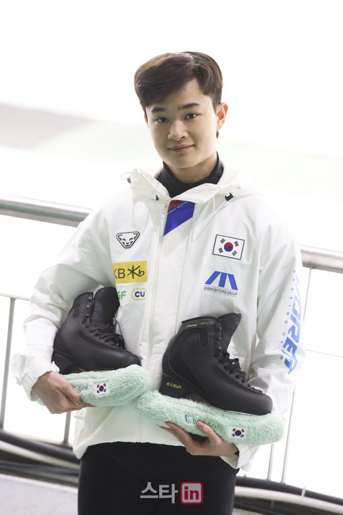 2026 밀라노·코르티나담페초 동계 올림픽 피겨 스케이팅 남자 싱글에 출전하는 김현겸이 이데일리와 인터뷰에서 포즈를 취하고 있다. 사진=이영훈 기자