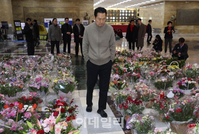 [이데일리 노진환 기자] 더불어민주당에 통일교 및 공천뇌물 특검 수용을 촉구하며 6일째 단식을 이어가고 있는 장동혁 국민의힘 대표가 20일 서울 여의도 국회 로텐더홀에서 본인을 응원하는 꽃바구니를 바라보고 있다.
