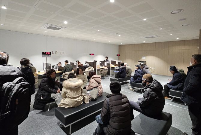 20일 오전 서울 송파구 ‘잠실 르엘’ 입주지원센터에서 입주민들이 번호표를 뽑고 상담 순서를 기다리고 있다.(사진=김은경 기자)