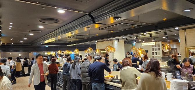 애슐리퀸즈가 가격 대비 만족도를 극대화하는 가심비 전략으로 매장수는 전성기 수준을 회복하고 매출은 창사 이래 최대 실적을 갱신 중이다. 애슐리퀸즈 서울 마곡점에서 손님들이 식사를 하고 있다. (사진=애슐리퀸즈)