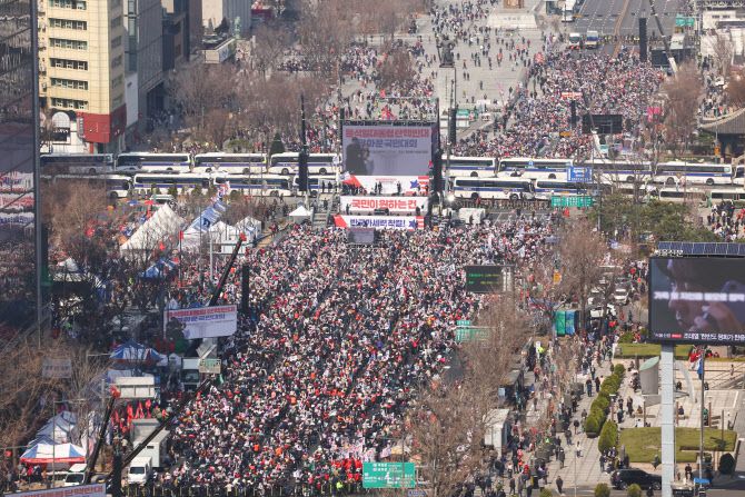 지난해 3월 22일 ‘윤석열 대통령 탄핵반대 광화문국민대회’가 열린 서울 중구 세종대로에 경찰버스가 차벽을 세우고 있다. (사진=연합뉴스)