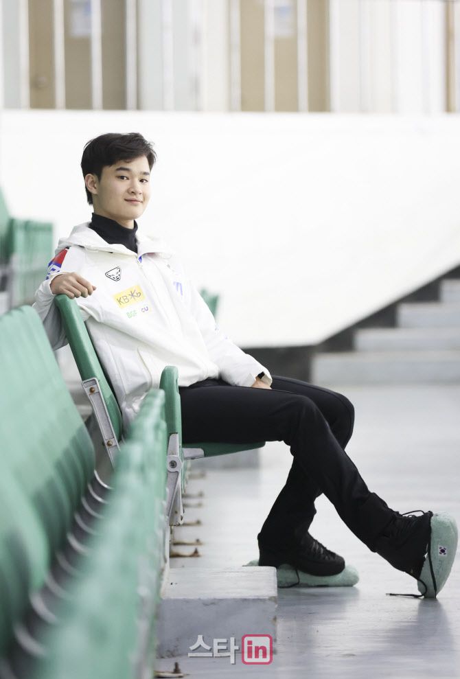 2026 밀라노·코르티나담페초 동계 올림픽 피겨 스케이팅 남자 싱글에 출전하는 김현겸이 이데일리와 인터뷰에서 포즈를 취하고 있다. 사진=이영훈 기자