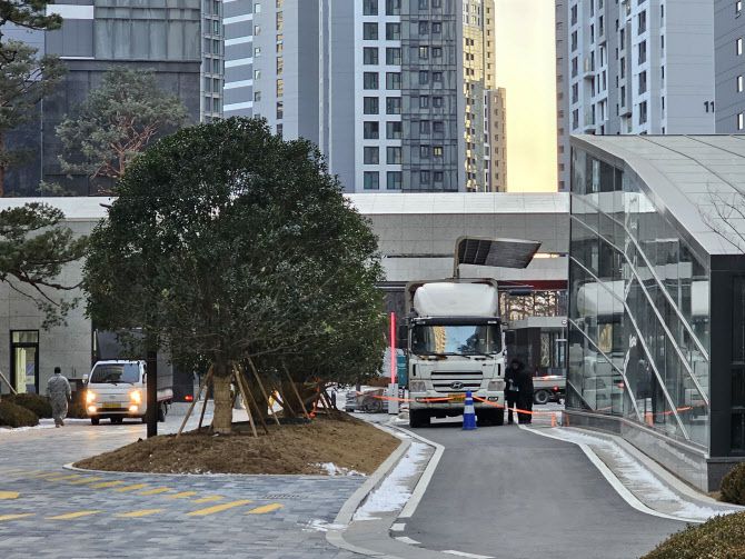 20일 오전 서울 송파구 ‘잠실 르엘’ 아파트 단지 정문으로 차량이 오가고 있다.(사진=김은경 기자)