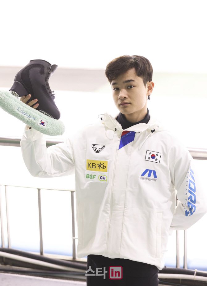 2026 밀라노·코르티나담페초 동계 올림픽 피겨 스케이팅 남자 싱글에 출전하는 김현겸이 이데일리와 인터뷰에서 포즈를 취하고 있다. 사진=이영훈 기자