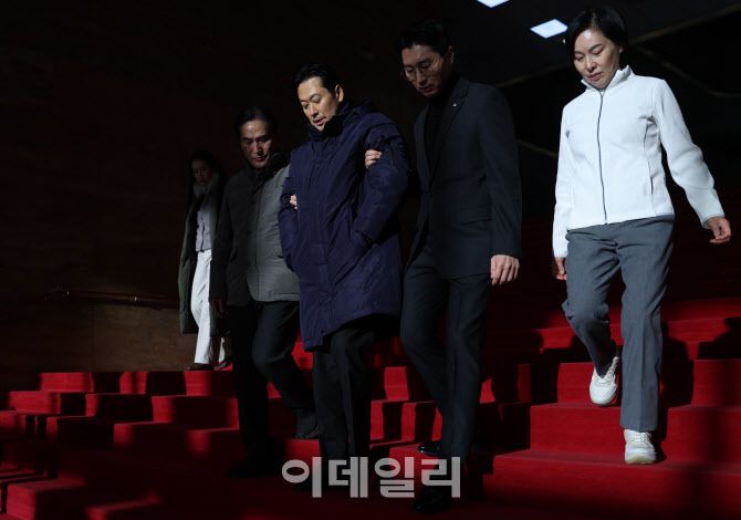 [이데일리 노진환 기자] 더불어민주당에 통일교 및 공천뇌물 특검 수용을 촉구하며 6일째 단식을 이어가고 있는 장동혁 국민의힘 대표가 20일 서울 여의도 국회 본청에서 외부로 나가고 있다.