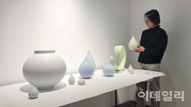 작가 조원재가 갤러리조은 ‘평온의 가장자리’ 전에 내놓은 자신의 작품들에 섞여 또 다른 풍경을 만들고 있다(사진=오현주 문화전문기자).