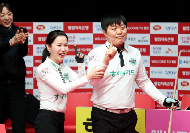 하나카드 김민아(왼쪽), 김병호가 프로당구 PBA 팀리그 혼성복식 승리를 거둔 뒤 함께 세리머니를 하고 있다. 사진=PBA
