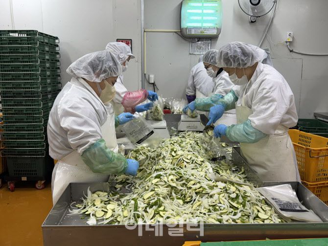 이랜드이츠 기흥 센트럴 키친에서 채소를 전처리해 밀키트 형태로 만들고 있다. (사진=신수정 기자)