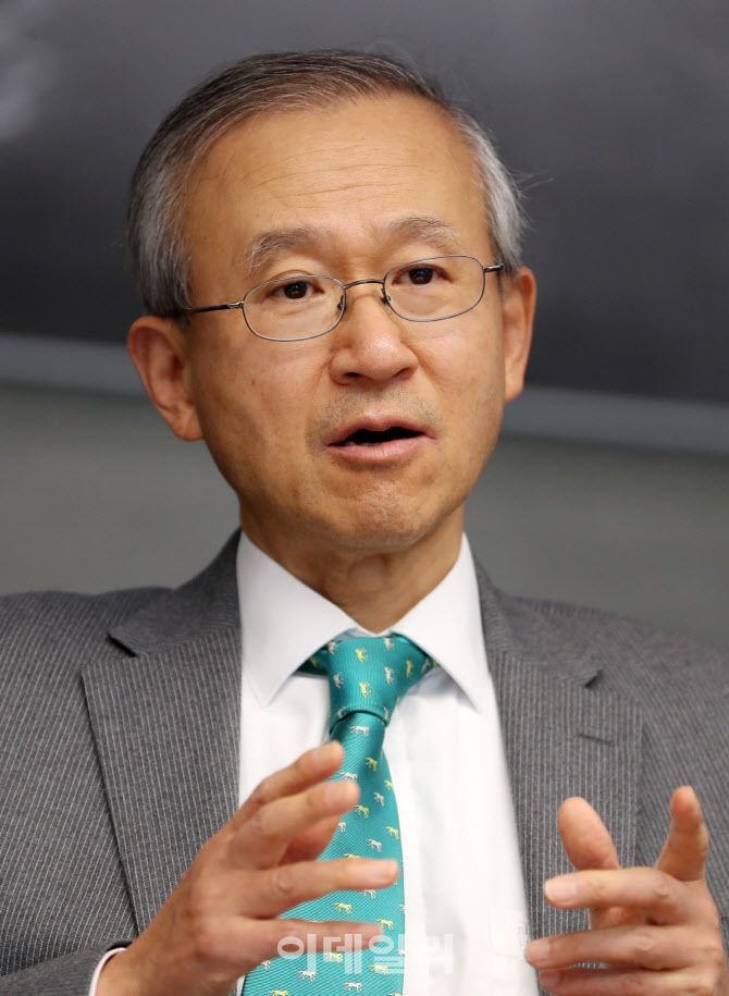 임성남 법무법인 태평양 글로벌미래전략센터장이 이데일리와 인터뷰를 하고 있다. 임 센터장은 외교부 제1차관을 역임한 직업 외교관 출신으로, 주아세안 대표부와 주영국 대사관의 특명 전권 대사로도 근무했다. 그는 주중국 대사관, 주미국 대사관, 주타이베이 대표부, 주유엔 대표부 등에서도 근무하는 등 약 40년 동안 외교 현장에서 다양한 국제 문제를 처리했다. (사진=이데일리 김태형 기자)