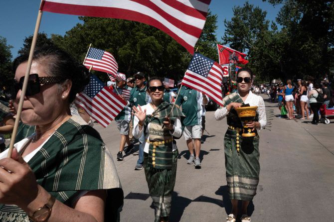 미국 아이오와주 스톰레이크에서 지난해 7월 4일(현지시간) 라오스계 커뮤니티가 독립기념일 퍼레이드에 참여하고 있다. 이 도시는 주민의 약 40%가 히스패닉계, 약 15%가 아시아계 출신이며, 30% 이상이 외국 태생으로, 아이오와주에서 가장 인종적 다양성이 높은 지역이다. (사진=AFP)