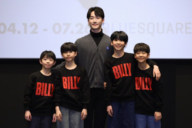 뮤지컬 '빌리 엘리어트'의 성인 빌리 역을 맡은 유니버설발레단 수석무용수 임선우(가운데)와 소년 빌리 역의 조윤우(왼쪽부터), 김우진, 김승주, 박지후가 21일 서울 중구 충무아트센터에서 열린 기자간담회에서 포즈를 취하고 있다. (사진=연합뉴스)