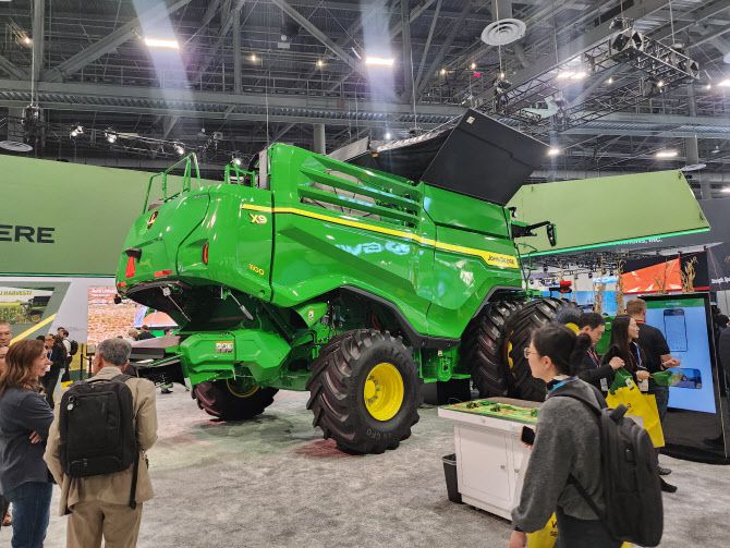 올해 초 미국 라스베이거스에서 열린 ‘CES 2026’에서 존디어의 초대형 자율주행 콤바인이 전시돼 있다.(사진=이진형 데이터마케팅코리아 대표)