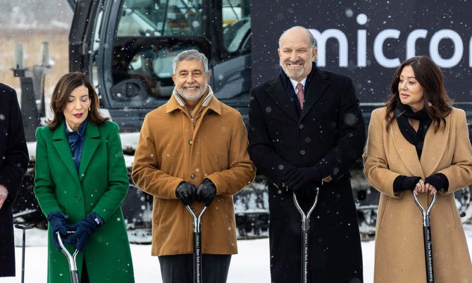 16일(현지시간) 마이크론 뉴욕주 공장 착공식에 참석한 캐시 호컬 뉴욕주지사(왼쪽부터), 산제이 메흐로트라 마이크론 CEO, 하워드 러트닉 미국 상무장관, 로리 차베즈더리머 미국 노동장관. (사진=마이크론)