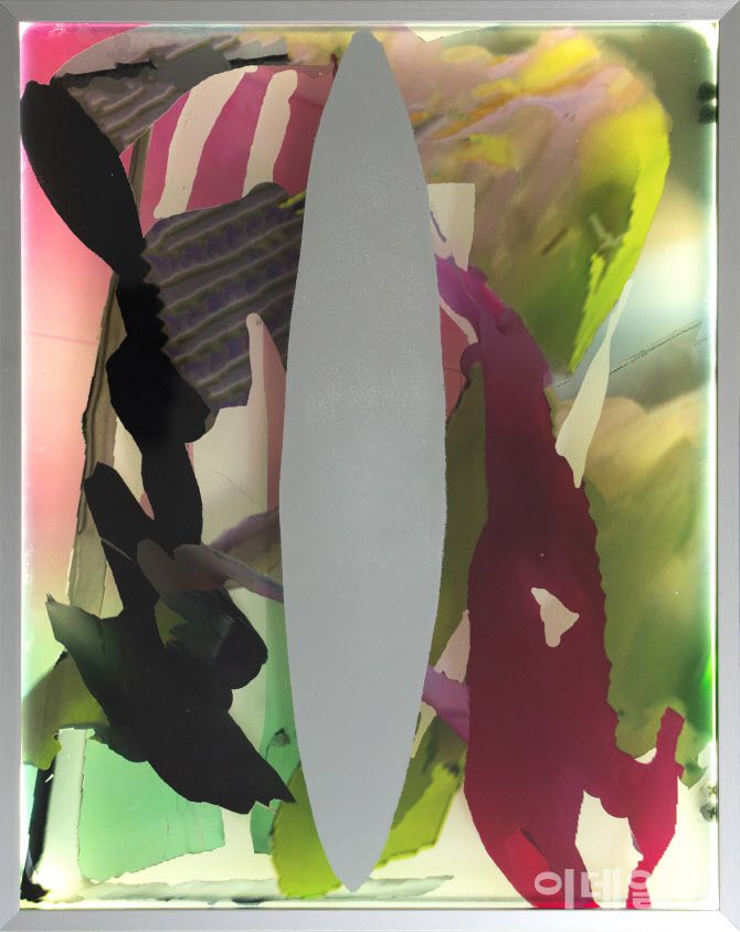 송지영 ‘틈’(2025), 유리에 아크릴·필름, 30.5×28.9㎝(사진=메타갤러리 라루나)