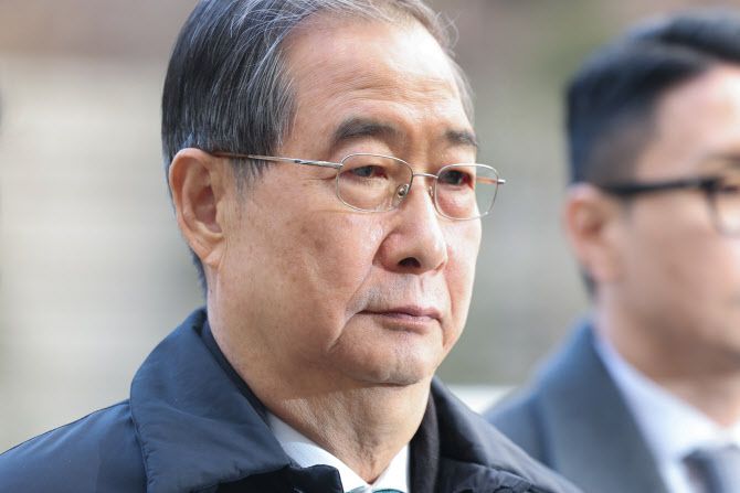 내란 우두머리 방조 혐의를 받는 한덕수 전 국무총리가 21일 서울중앙지법에서 열린 1심 선고 공판에 출석하기 위해 법정으로 향하고 있다. (사진=연합뉴스)