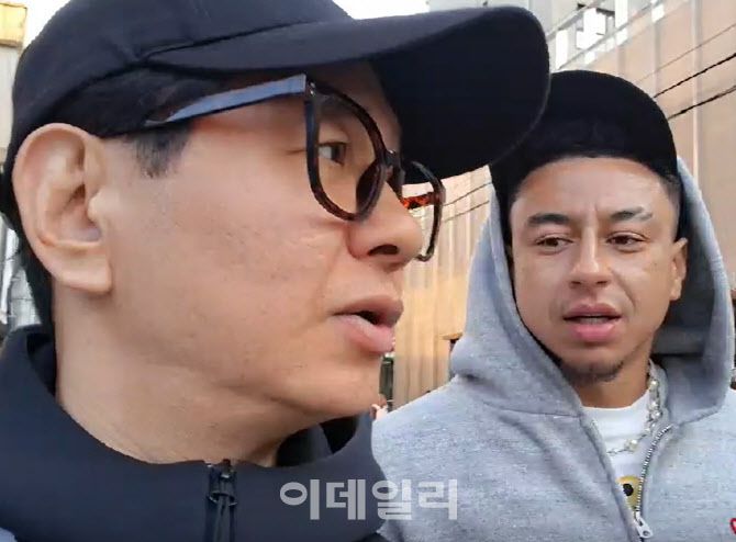 SOOP 야외 방송 중 축구선수 린가드를 만난 개그맨 박성호(사진=SOOP)