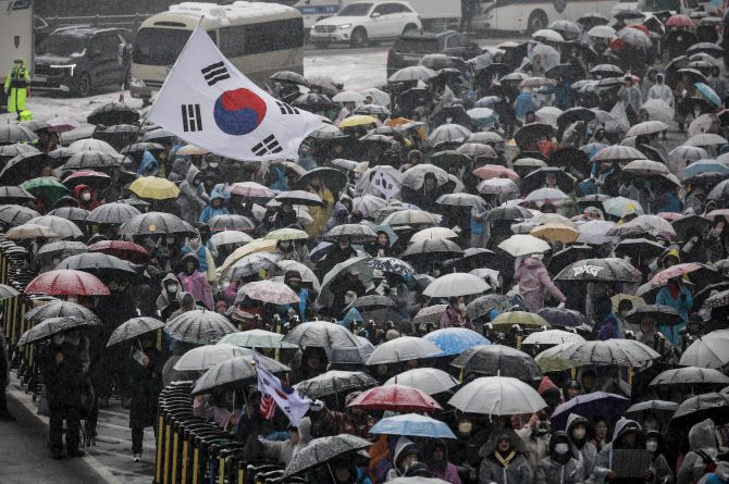 지난해 1월 5일 서울 용산구 대통령 관저 인근에서 사랑제일교회 등 보수단체 회원들이 탄핵 기각 촉구 전국 주일 연합 예배를 하고 있다. (사진=뉴시스)