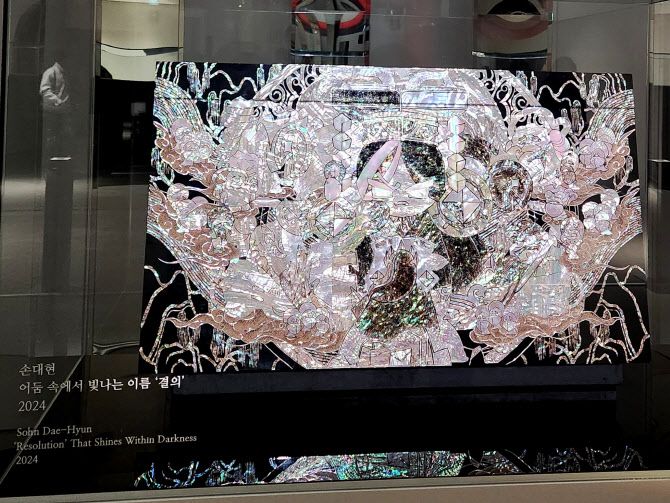 손대현 나전 칠기 명인이 ‘제작한 어둠 속에서 빛나는 이름  결의’ (사진=안유리 기자)