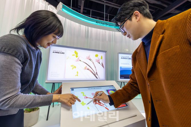 KT 온마루의 이음의 여정 공간에서 현재 KT의 AI 기술을 만날 수 있는 ‘AI 라이브 드로잉존’을 운영하고 있다. (사진=KT)