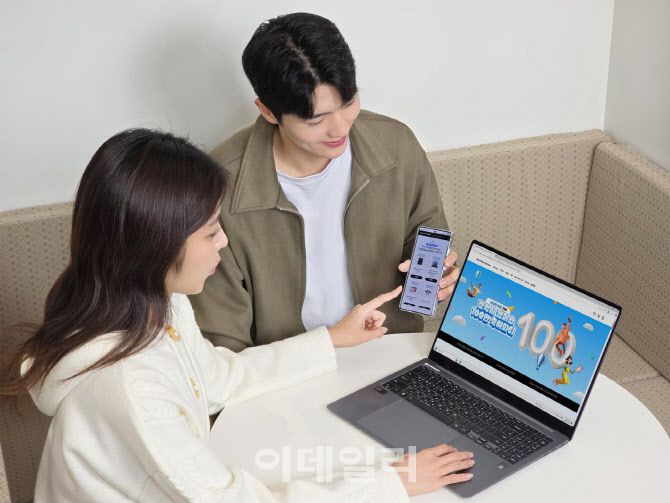 삼성전자 공식 교육 할인몰 ‘갤럭시 캠퍼스’에서 진행하는 ‘갤럭시 캠퍼스 100만 축하파티’ 이벤트에 참여하는 모습(사진=삼성전자)