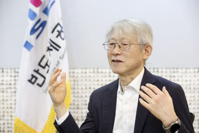 최기영 반도체공학회장 (전 과기부 장관)이 19일 서울 강남구 반도체공학회 사무실에서 이데일리와 인터뷰를 하고 있다. (사진= 이영훈 기자)