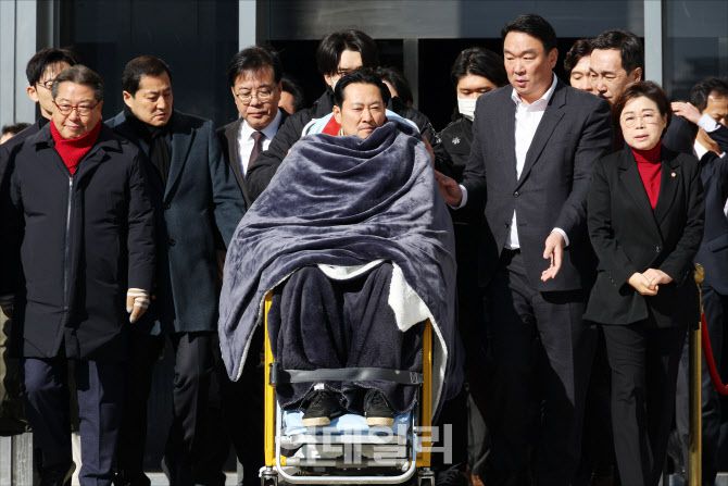 [이데일리 노진환 기자] ‘통일교·공천헌금’ 쌍특검법 수용을 촉구하며 단식을 시작한 장동혁 국민의힘 대표가 22일 서울 여의도 국회에서 단식 8일 만에 박근혜 전 대통령의 단식 중단 권고를 받아들이며 병원으로 이송되고 있다.
