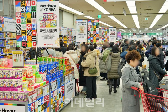 서울역점 K푸드 진열대. 일본인 관광객을 비롯해 외국인 고객들이 다수 방문한 모습으로, 제로젤리·포켓몬 콤부차 등 인기 상품이 전면에 배치돼 있다. (사진=롯데마트)