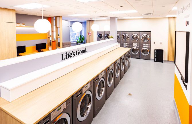 LG전자가 미국 테네시 주립대학교 기숙사에 상업용 세탁 체험 공간 ‘LG 런드리 라운지’를 오픈했다. LG전자는 약 4만 명의 재학생과 연간 6만여 명의 방문객이 오가는 캠퍼스에서 ‘LG 런드리 라운지’를 통해 제품 경쟁력과 브랜드를 알릴 계획이다.(사진=LG전자)