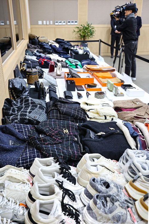 자금세탁 총책이 범죄수익금으로 구매한 명품들.(사진=뉴스1)