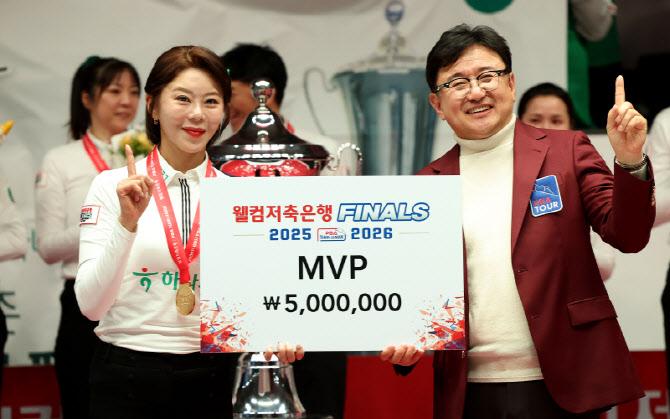 2025~26시즌 프로당구 PBA 팀리그 파이널 MVP를 차지한 김가영(왼쪽)이 장상진 PBA 부총재와 함께 기념촬영을 하고 있다. 사진=PBA