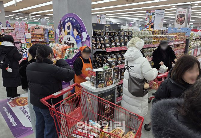 시식 부스에 외국인 고객들이 모여 제품을 고르고 있다. (사진=한전진 기자)