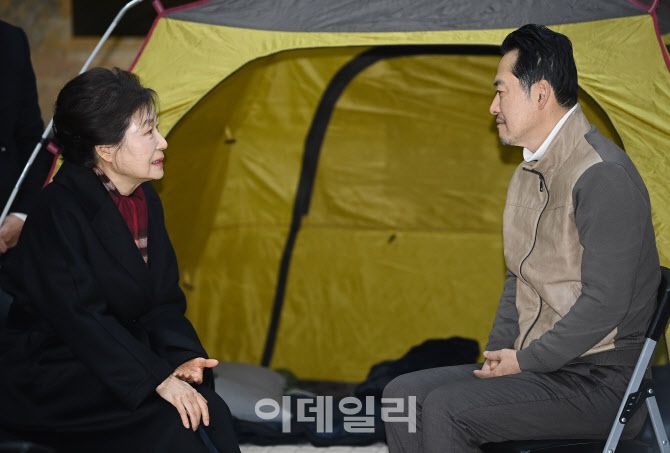 [이데일리 노진환 기자] 박근혜 전 대통령이 22일 서울 여의도 국회 로텐더홀에서 통일교·공천헌금 ‘쌍특검’ 수용을 요구하며 8일째 단식 중인 장동혁 국민의힘 대표를 찾아 대화하고 있다.