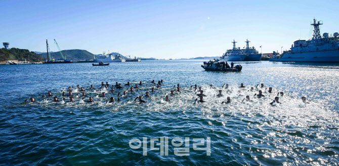 22일 경남 창원 해군 해난구조전대에서 진행된 SSU 혹한기 내한훈련에 참가한 심해잠수사들이 바다에서 군가를 부르고 있다. (사진=해군)