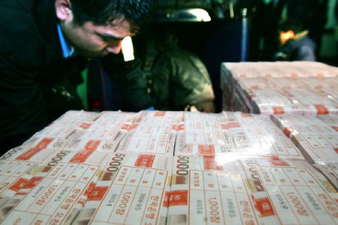 2006년 1월2일 5000원권 신권이 서울 한국은행에서 각 은행으로 발송되고 있다. (사진=연합뉴스)