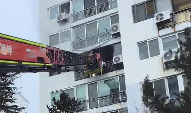 지난 19일 화재가 발생한 전남 광양의 한 아파트 5층. (사진=뉴스1)