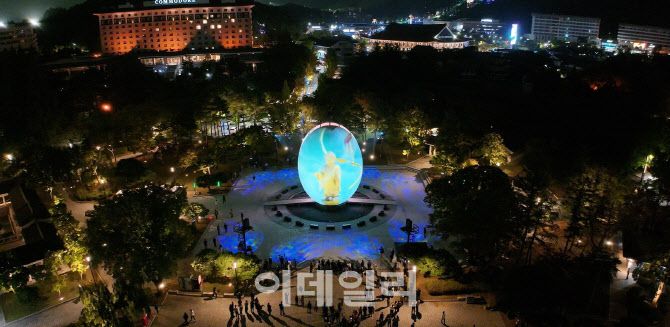 경북문화관광공사는 아시아태평양경제협력체(APEC) 개최 성과를 관광 자산으로 보존하는 등 미래가치로 승화시키는 데 역량을 집중한다. 사진은 보문호 호반광장에 위치한 신라 왕실과 부활을 상징하는 알 모양의 조형물.(사진=경북문화관광공사 제공)