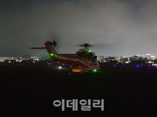 수리온 헬기가 야간 산불을 진화하기 위해 출동하고 있다. (사진=산림청 제공)