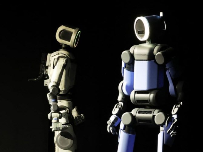 세계 최대 가전정보기술(IT) 전시회 'CES 2026' 개막을 하루 앞둔 5일(현지시간) 미국 네바다주 라스베이거스 만달레이베이에서 열린 현대차그룹 프레스 컨퍼런스에서 휴머노이드 아틀라스 시제품(왼쪽)과 아틀라스 개발형 모델이 무대에 공개돼 있다.(사진=뉴스1)