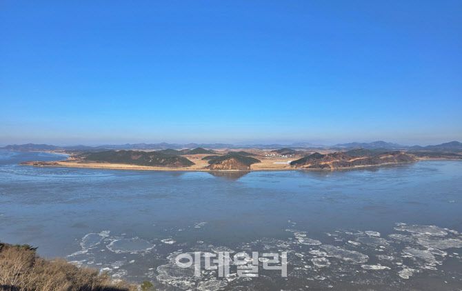 맑은 날 애기봉에서 바라본 북녘의 모습