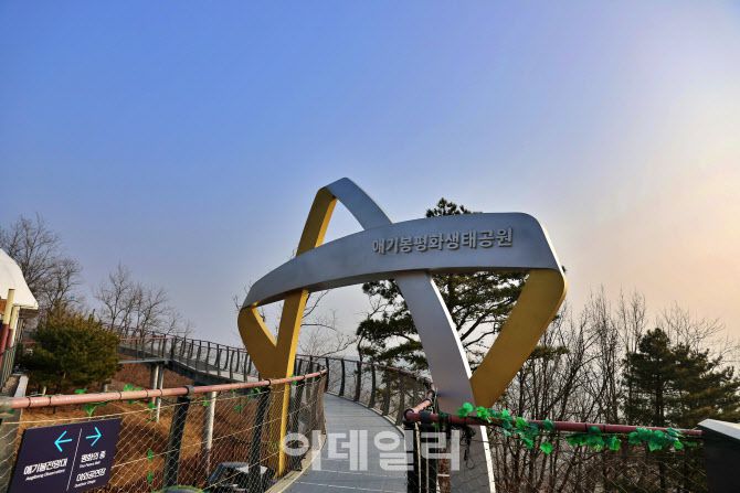 크리스마스 트리를 닮은 덱을 따라 걷다보면 애기봉 조강전망대로 가기전 애기봉 평화의 종과 야외공연장을 둘러볼 수 있다.