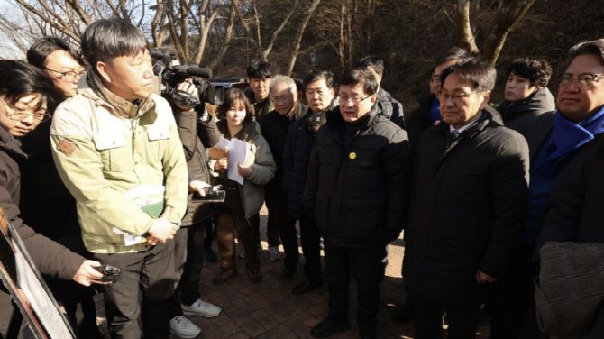 22일 광주 북구 생용동 우치공원 동물원에서 김성환 기후에너지환경부 장관이 강기정 광주시장과 판다 수용 여건에 대해 청취하고 있는 모습. (사진=뉴스1)