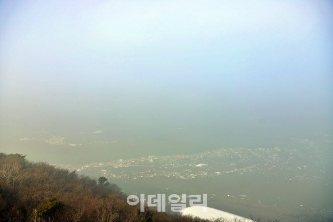 지난 16일 애기봉 조강전망대는 늦은 오후에서야 조강만 보일 정도로 안개가 짙게 내려 앉아 있다.