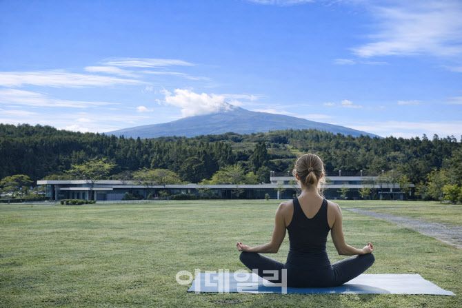 제주 기린빌라리조트에서 모닝요가를 즐기고 있는 투숙객 (사진=제주 기린빌라리조트)