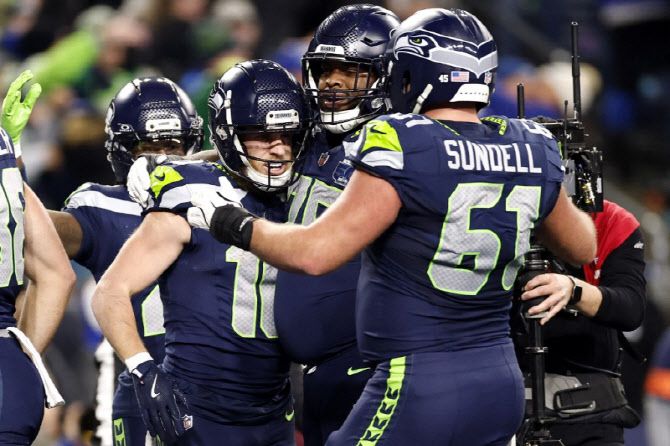 시애틀 시호크스의 쿠퍼 쿱(10번)이 터치다운을 성공시킨 뒤 동료들과 함께 기뻐하고 있다. 사진=AFPBBNews