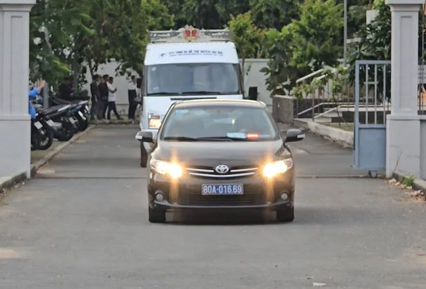 26일(현지시간) 오후 베트남 호찌민시 법의학센터에서 이해찬 민주평화통일자문회의 수석부의장의 시신을 실은 장례차(흰색) 등 차량 행렬이 경찰 오토바이들의 호위 속에 떤선녓 국제공항으로 향하고 있다. 사진=연합